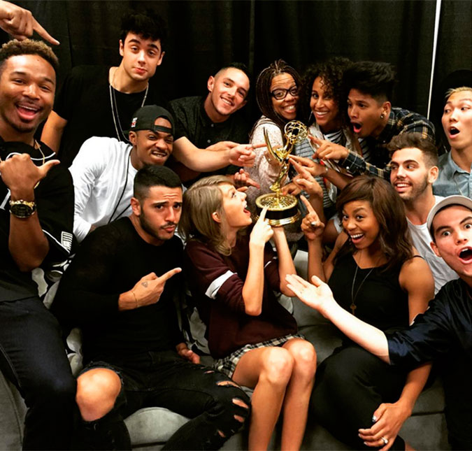Taylor Swift está se divertindo com seu mais novo prêmio, veja!