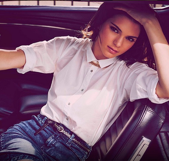 Kendall Jenner prova que nem sempre do <i>glamour</i> vivem as modelos ao depilar a perna no carro, veja o vídeo!