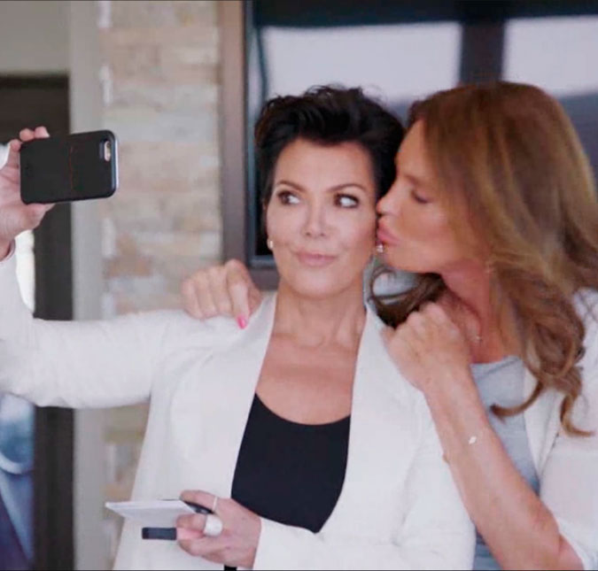 Caitlyn Jenner e Kris Jenner colocam as diferenças de lado e até tiram <i>selfie</i> juntas, saiba tudo o que rolou!