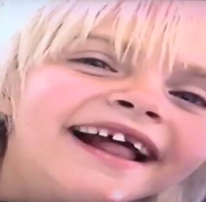 Cara Delevingne mostra em vídeo que era sapeca desde criança