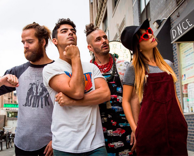 Banda de Joe Jonas, <i>DNCE</i>, lança primeiro <i>hit</i>. Ouça aqui!