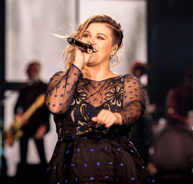 Kelly Clarkson pede desculpas aos fãs por cancelar <i>shows</i> da turnê