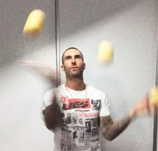 Adam Levine não arrasa só nos palcos, mas também no malabarismo!