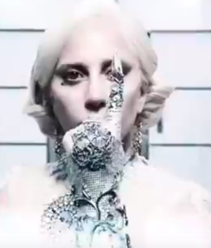 Lady Gaga está toda assustadora na nova <i>promo</i> de <i>American Horror Story: Hotel</i>. Assista aqui!