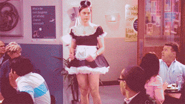 Sheldon fantasiado de empregada