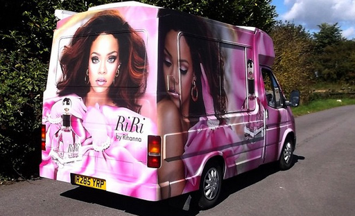 Rihanna inova e vende perfumes de sua marca em caminhão