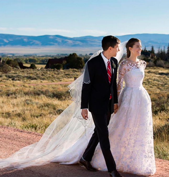 Allison Williams, de <i>Girls</i>, arrasa em vestido de noiva rendado na sua cerimônia de casamento