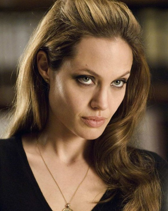Angelina Jolie pensa em adotar mais uma criança, saiba o que Brad Pitt acha