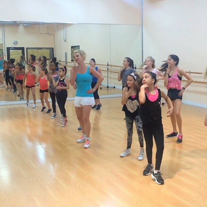Britney Spears vira professora de dança e escolhe música de concorrente