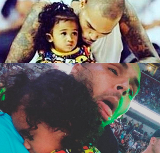 Chris Brown leva a filha a um jogo de basquete e se derrete pela pequena