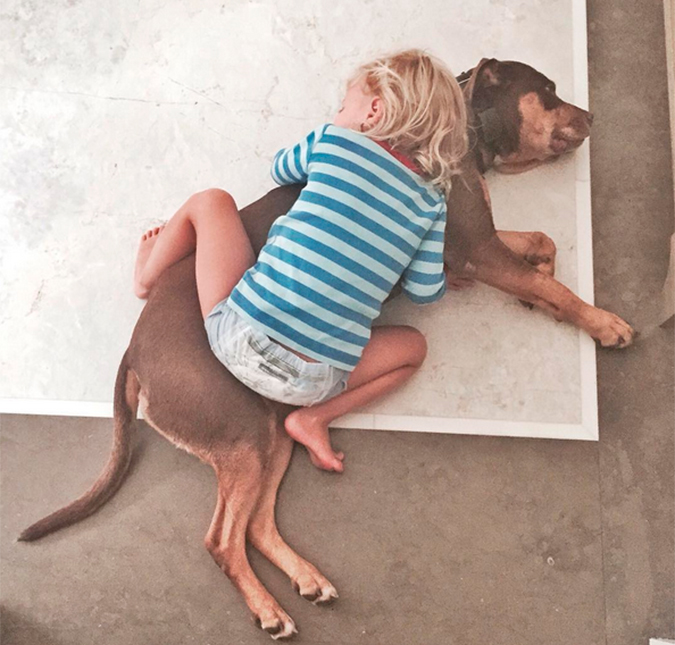 Gisele Bündchen mostra momento fofo de sua filha dormindo abraçadinha ao cachorro da família