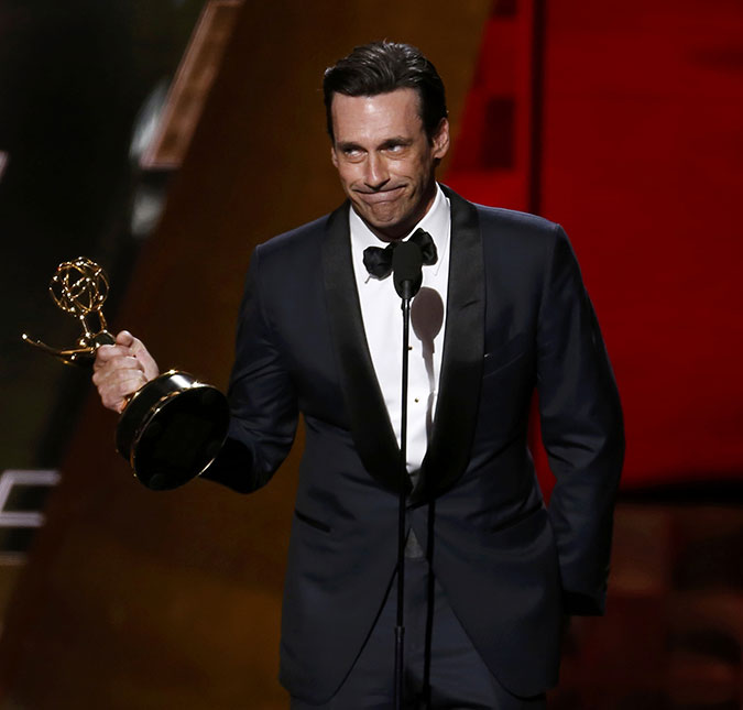 Jon Hamm, de <i>Mad Men</i>, finalmente ganha prêmio de Melhor Ator em Série de Drama! Confira os vencedores do <i>Emmy Awards 2015</i>!