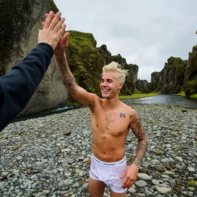 Justin Bieber mostra tudo o que as fãs querem ver mergulhando de cueca branca