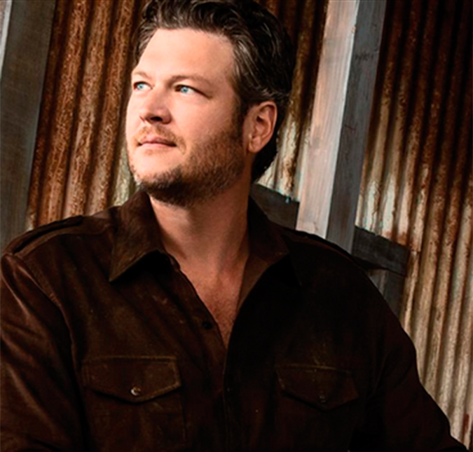 Saiba como Blake Shelton está aproveitando a solteirice!