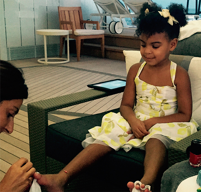 Blue Ivy mostra que puxou o lado vaidoso de Beyoncé