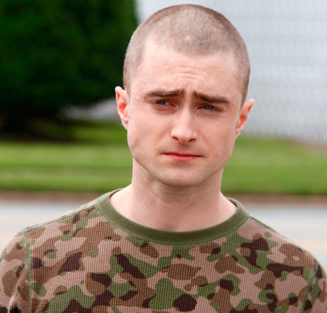 Agora que não precisa mais esconder a cicatriz de Harry Potter, Daniel Radcliffe radicalizou no visual