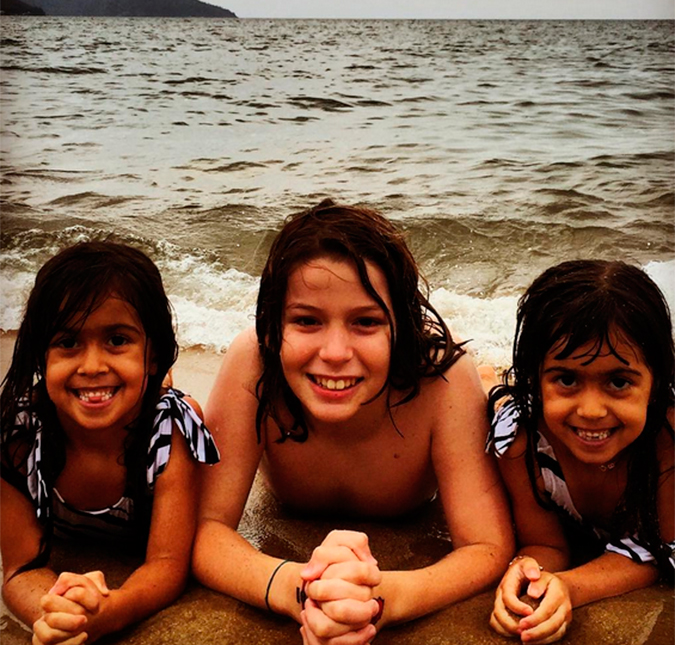 Giovanna Antonelli curte praia ao lado dos filhos