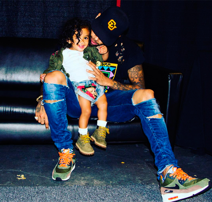 Chris Brown consegue custódia conjunta para poder criar sua filha