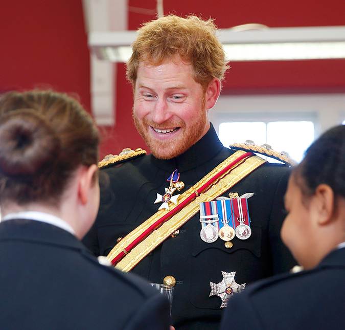 Príncipe Harry surpreende e visita escola militar uniformizado, veja aqui a foto!
