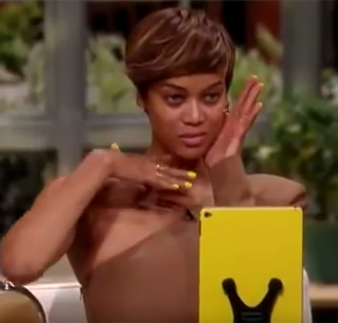 Tyra Banks mostra lado desinibido e fica de cara limpa em programa, assista!
