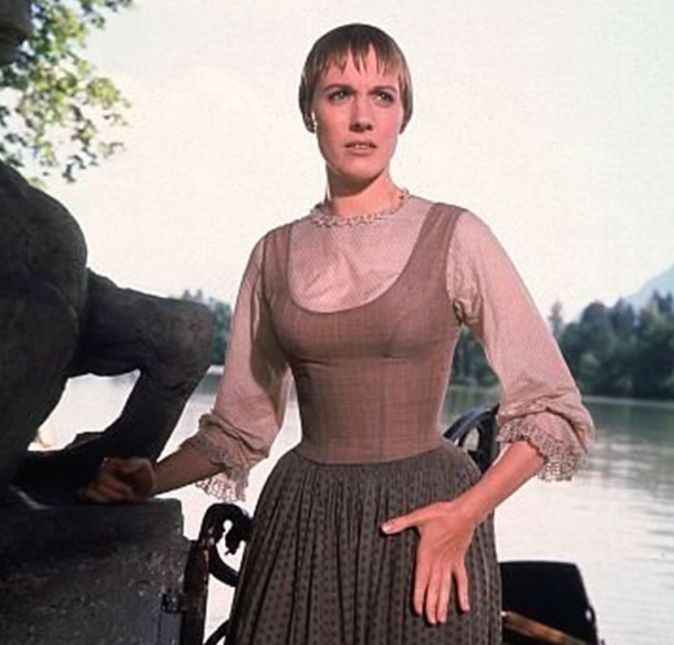 As músicas do filme viraram verdadeiros hits pelo mundo antes mesmo da estreia de A Noviça Rebelde nos cinemas. A canção My Favorite Things já tinha virado um clássico, graças a versões como a de 14 minutos do saxofonista John Coltrane, no ano de 1961. As músicas do filme viraram verdadeiros hits pelo mundo antes mesmo da estreia de A Noviça Rebelde nos cinemas. A canção My Favorite Things já tinha virado um clássico, graças a versões como a de 14 minutos do saxofonista John Coltrane, no ano de 1961.