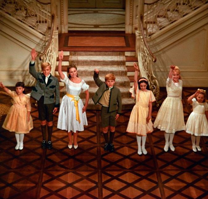 O sucesso de A Noviça Rebelde foi tão grande que na época desbancou clássicos como E o Vento Levou. Ele também foi considerado o filme de maior sucesso de todos os tempos, além de ser o terceiro de maior bilheteria da história nos Estados Unidos e o quinto maior no mundo. A história do longa se deu a partir do livro The Story of the Trapp Family Singers, escrito por Maria Von Trapp e ditado nos Estados Unidos em 1949. Ela, aliás, não teve medo de polemizar ao publicar em seu outro livro, Maria, em 1972, que não tinha sido convidada para a estreia do filme em 1965. Além disso, ao pedir ingressos para ir à sessão, teve que ouvir do produtor que não havia mais lugares vagos. Que babado! O sucesso de A Noviça Rebelde foi tão grande que na época desbancou clássicos como E o Vento Levou. Ele também foi considerado o filme de maior sucesso de todos os tempos, além de ser o terceiro de maior bilheteria da história nos Estados Unidos e o quinto maior no mundo. A história do longa se deu a partir do livro The Story of the Trapp Family Singers, escrito por Maria Von Trapp e ditado nos Estados Unidos em 1949. Ela, aliás, não teve medo de polemizar ao publicar em seu outro livro, Maria, em 1972, que não tinha sido convidada para a estreia do filme em 1965. Além disso, ao pedir ingressos para ir à sessão, teve que ouvir do produtor que não havia mais lugares vagos. Que babado!