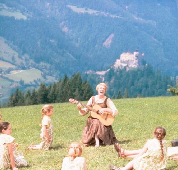 No longa, Julie Andrews tinha que conviver com uma turminha bem fofa e bagunceira. Eram sete crianças, e o que fazer para entreter todas elas quando as filmagens não estavam acontecendo? Ela tinha uma ótima saída: cantava trava-línguas de Supercalifragilisticexpialidocious. Como na época o filme Mary Poppins ainda não tinha sido lançado nos cinemas, eles achavam que a atriz tinha feito a música só para eles. Julie, aliás, até aprendeu a tocar violão para o filme. No longa, Julie Andrews tinha que conviver com uma turminha bem fofa e bagunceira. Eram sete crianças, e o que fazer para entreter todas elas quando as filmagens não estavam acontecendo? Ela tinha uma ótima saída: cantava trava-línguas de Supercalifragilisticexpialidocious. Como na época o filme Mary Poppins ainda não tinha sido lançado nos cinemas, eles achavam que a atriz tinha feito a música só para eles. Julie, aliás, até aprendeu a tocar violão para o filme.