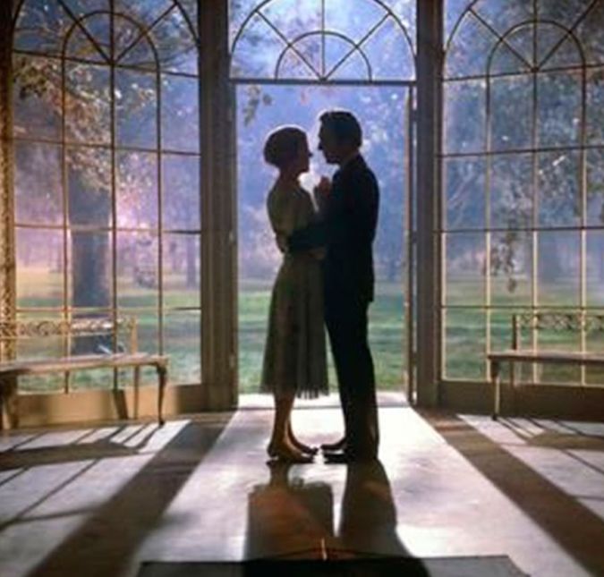 Com certeza, o que também chamava muita atenção no filme era o amor do Capitão Von Trapp, interpretado por Christopher Plummer, ator nascido em 13 de dezembro de 1929, e a protagonista Maria, não é mesmo? Mas se engana quem pensa que esse casamento aconteceu só motivado no amor. No livro original de memórias, Maria, que inspirou a personagem, contou que o casamento dos dois aconteceu principalmente porque o viúvo precisava de uma mãe para seus sete filhos e a noviça tinha que ter a segurança de um marido, depois de decidir deixar o convento: -< i> Eu realmente não estava apaixonada. Eu gostava dele, mas não o amava. No entanto, eu amava as crianças, por isso, de certa maneira, eu na verdade me casei com as crianças. Na história da vida real, os dois se casaram em 1927 e tiveram mais três filhos juntos. Com certeza, o que também chamava muita atenção no filme era o amor do Capitão Von Trapp, interpretado por Christopher Plummer, ator nascido em 13 de dezembro de 1929, e a protagonista Maria, não é mesmo? Mas se engana quem pensa que esse casamento aconteceu só motivado no amor. No livro original de memórias, Maria, que inspirou a personagem, contou que o casamento dos dois aconteceu principalmente porque o viúvo precisava de uma mãe para seus sete filhos e a noviça tinha que ter a segurança de um marido, depois de decidir deixar o convento: -< i> Eu realmente não estava apaixonada. Eu gostava dele, mas não o amava. No entanto, eu amava as crianças, por isso, de certa maneira, eu na verdade me casei com as crianças. Na história da vida real, os dois se casaram em 1927 e tiveram mais três filhos juntos.