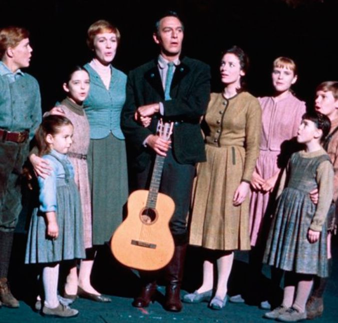 Aliás, uma das crianças no filme, Angela Cartwright, que interpretava Brigitta, a quinta filha do capitão, ficou conhecida por se tornar integrante de uma outra família bem famosa. Já sabe qual? Os Robinson! A jovem viveu a adolescente Penny no clássico seriado Perdidos no Espaço, entre os anos de 1965 a 1968. Aliás, uma das crianças no filme, Angela Cartwright, que interpretava Brigitta, a quinta filha do capitão, ficou conhecida por se tornar integrante de uma outra família bem famosa. Já sabe qual? Os Robinson! A jovem viveu a adolescente Penny no clássico seriado Perdidos no Espaço, entre os anos de 1965 a 1968.