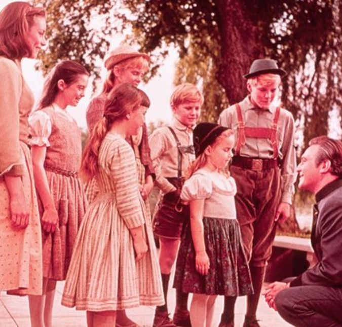 Na vida real, realmente, foi oferecido ao Capitão Von Trapp um posto na Kriegsmarine nazista, mas isso aconteceu antes da Anchluss. Graças à sua experiência com submarinos, ele foi bastante assediado pelos alemães. Na época, ele passava por algumas dificuldades financeiras e cogitou seriamente a oferta de servir ao regime. Mas uma curiosidade interessante sobre ele é que, como é mostrado no filme, ele não era na vida real do tipo papai severo; seus filhos, inclusive, se sentiram perturbados com o retrato do pai no longa e Maria Von Trapp pediu para Robert Wise suavizar o caráter do marido em cena, mas o diretor se recusou. Na vida real, realmente, foi oferecido ao Capitão Von Trapp um posto na Kriegsmarine nazista, mas isso aconteceu antes da Anchluss. Graças à sua experiência com submarinos, ele foi bastante assediado pelos alemães. Na época, ele passava por algumas dificuldades financeiras e cogitou seriamente a oferta de servir ao regime. Mas uma curiosidade interessante sobre ele é que, como é mostrado no filme, ele não era na vida real do tipo papai severo; seus filhos, inclusive, se sentiram perturbados com o retrato do pai no longa e Maria Von Trapp pediu para Robert Wise suavizar o caráter do marido em cena, mas o diretor se recusou.