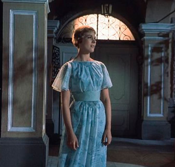 Você consegue imaginar o filme sem a presença de Julie Andrews? Impossível, não é mesmo? Mas isso quase aconteceu, pois a atriz pensou em recurar o papel de Maria, porque achava muito parecido com a babá de Mary Poppins. Outras atrizes também foram cotadas para o papel como: Audrey Hepburn, Shirley Jones, Anne Bancroft e Leslie Caron. Você consegue imaginar o filme sem a presença de Julie Andrews? Impossível, não é mesmo? Mas isso quase aconteceu, pois a atriz pensou em recurar o papel de Maria, porque achava muito parecido com a babá de Mary Poppins. Outras atrizes também foram cotadas para o papel como: Audrey Hepburn, Shirley Jones, Anne Bancroft e Leslie Caron.