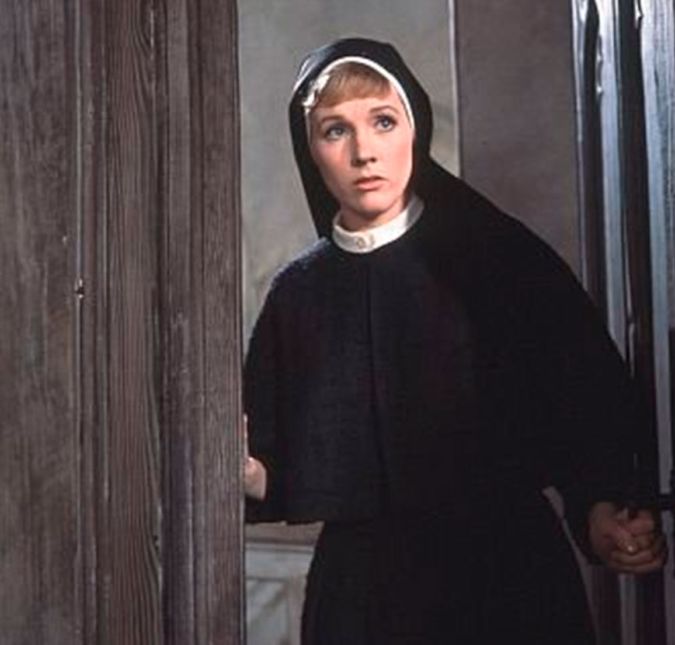 A Noviça Rebelde passou a ser encenada na Broadway depois que o diretor Vincent J. Donehue assistiu aos dois filmes alemães e achou que a história poderia ser encantada. A ideia original na verdade era uma peça, não um musical. A Noviça Rebelde passou a ser encenada na Broadway depois que o diretor Vincent J. Donehue assistiu aos dois filmes alemães e achou que a história poderia ser encantada. A ideia original na verdade era uma peça, não um musical.