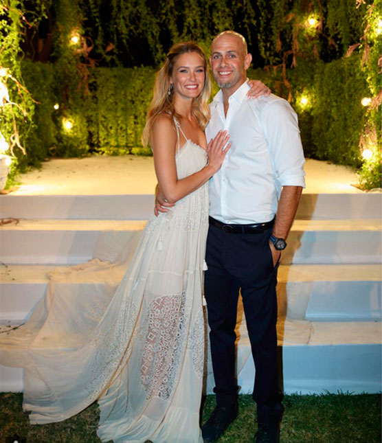 Bar Refaeli revela vestido de noiva e faz declaração fofa para o marido: <i>Meu melhor amigo</i>