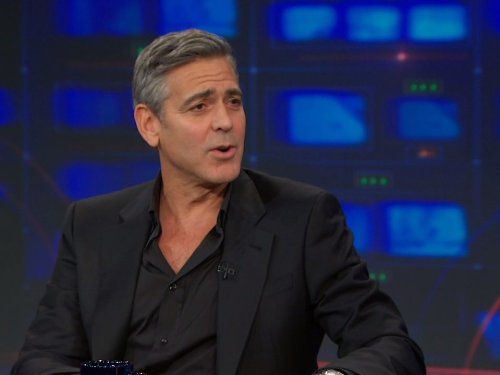 George Clooney diz que sua esposa, Amal, faz com que ele se sinta <i>um idiota</i>