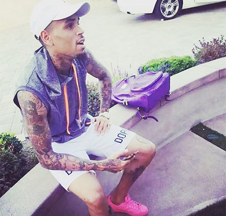 Chris Brown é atacado em saída de boate