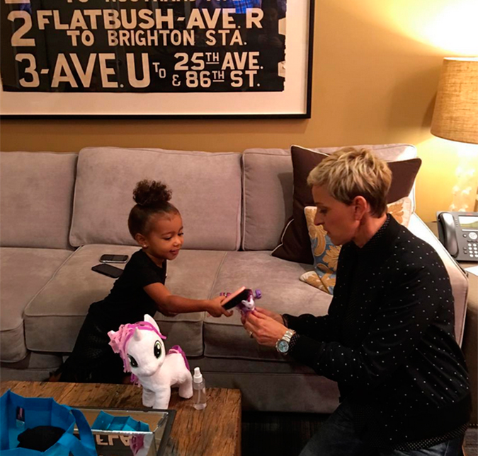 Kim Kardashian posta foto de North West e Ellen DeGeneres brincando nos bastidores