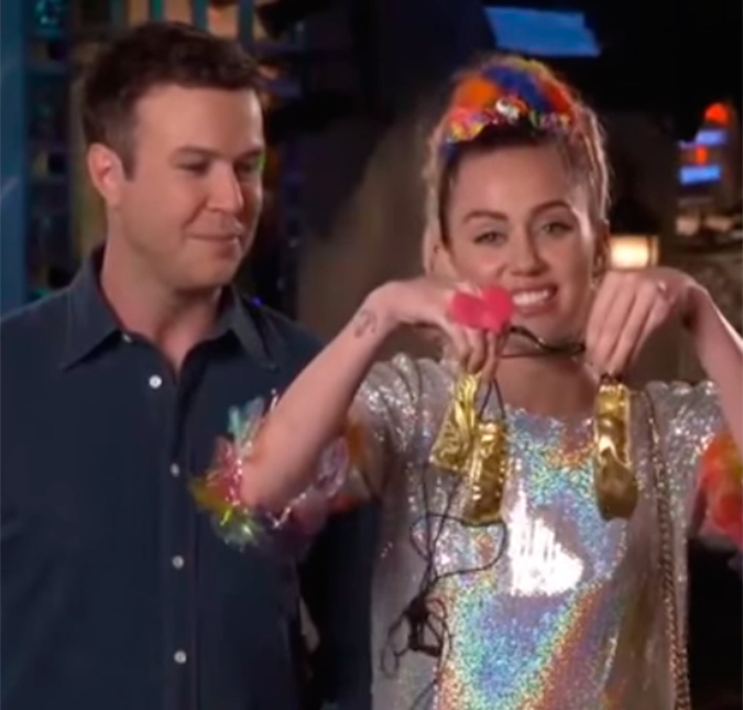 Miley Cyrus diz que não sabe se apresentará <i>Saturday Night Live</i> com roupa!