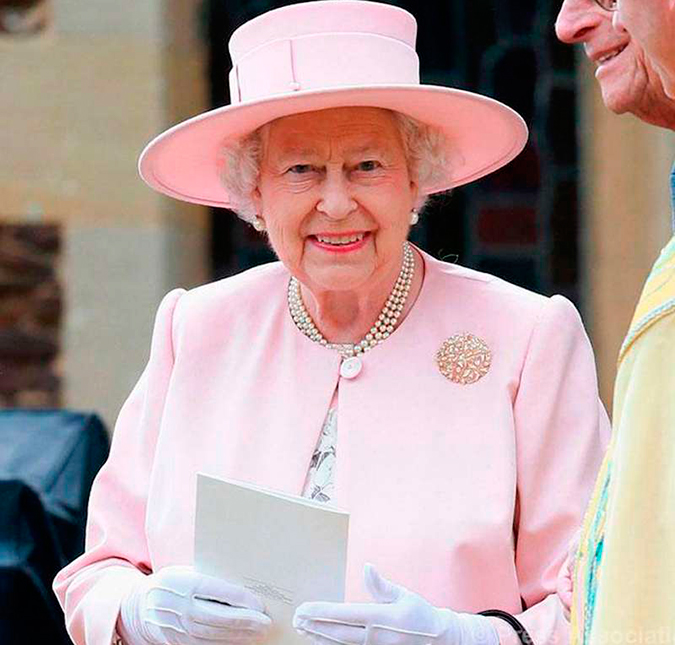 A Rainha Elizabeth II não quer saber de andar com dinheiro, mas passa suas notas com ferro de passar