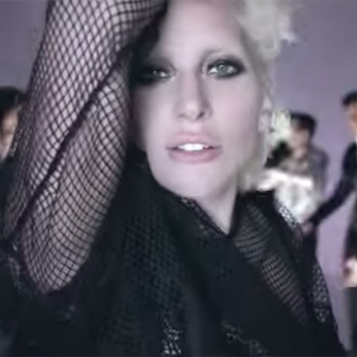 Lady Gaga embala vídeo da nova coleção da <i>Tom Ford</i> e até arrasa na passarela