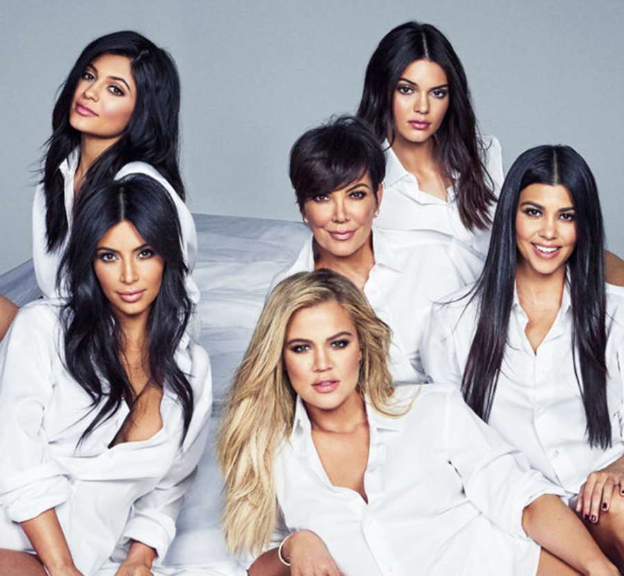 Depois de quatro anos, a família KardashianJenner se reúne em ensaio fotográfico! Estrelando Depois de quatro anos, a família KardashianJenner se reúne em ensaio fotográfico! Estrelando