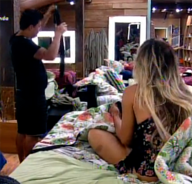 Em <i>A Fazenda 8</i>, Ana Paula Minerato entra embaixo do edredom com Thiago Servo, assista!