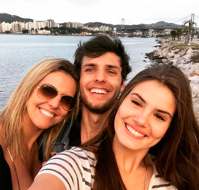 Camila Queiroz prova que se dá bem com a sogra, e viaja com ela e namorado!
