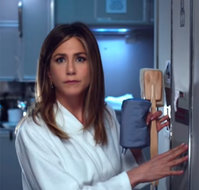 Jennifer Aniston se livra de pesadelo nas alturas em comercial de companhia aérea, assista!