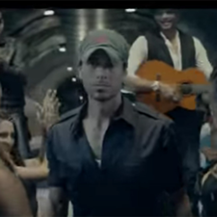 <i>Bailando</i>