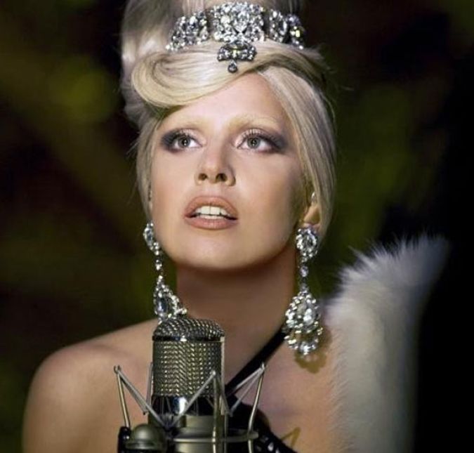 Lady Gaga também sofre do mal. Em entrevista à Larry King em janeiro de 2010, a cantor compartilhou ao mundo que é portadora da doença, que corre pela sua família: - Eu tenho que cuidar de mim mesma. Lúpus é genético e está em minha família. Eu não tenho nenhum sintoma, mas fui testada positiva como portadora, ela disse na ocasião.