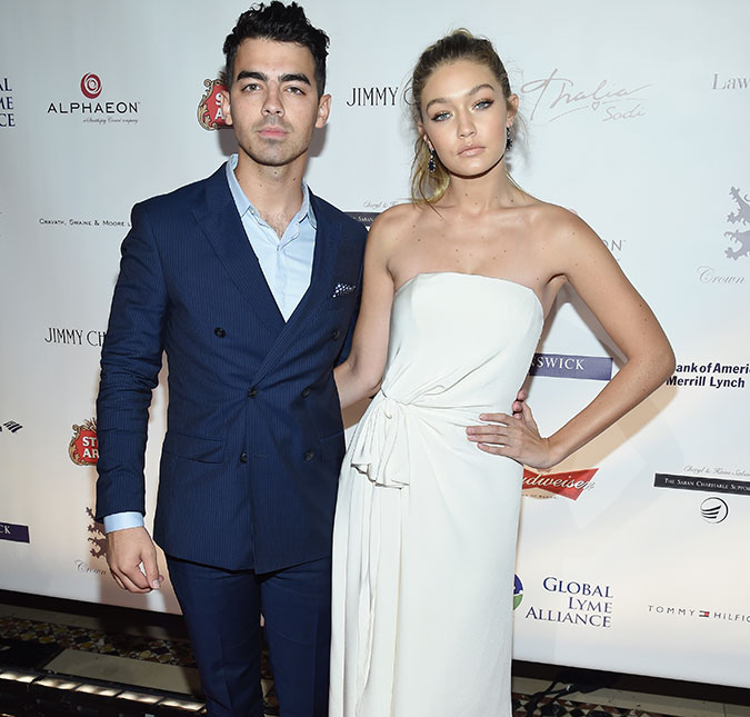 Gigi Haddid e Joe Jonas são vistos pela primeira vez juntos no tapete vermelho!