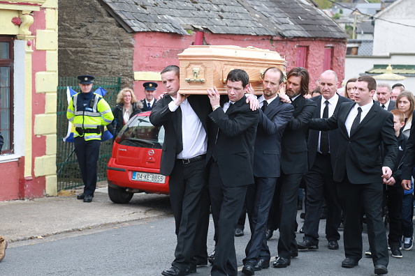Jim Carrey ajuda a carregar caixão de ex-namorada em funeral