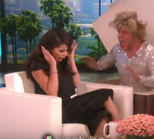 Selena Gomez cai em pegadinha de Ellen DeGeneres