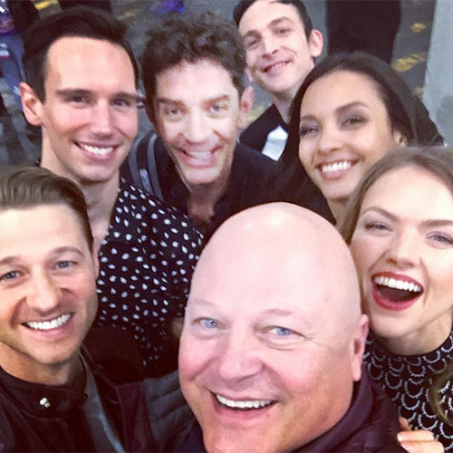 Ben McKenzie aparece em <i>selfie</i> com parte do elenco de sua nova série, <i>Gotham</i>