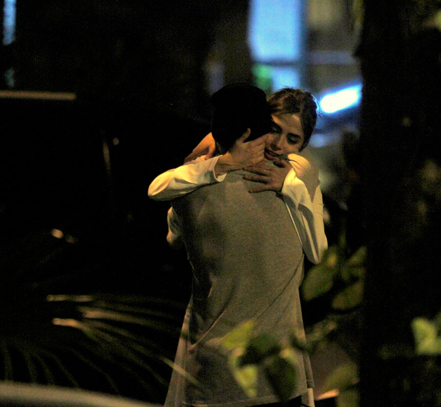 Maria Casadevall e Caio Castro são vistos em clima de romance na porta de uma festa no Rio de Janeiro, veja as fotos!